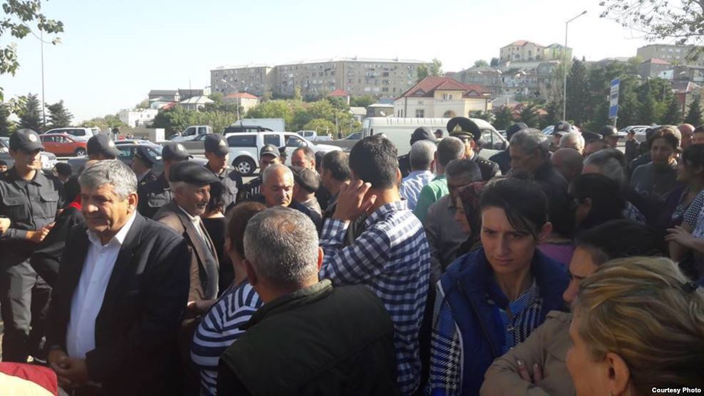 Etirazçılar Bakı-Sumqayıt yolunu bağlayıb