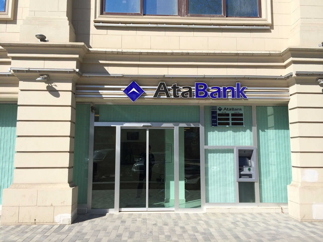 “AtaBank” zamin qadını həbs etdirib