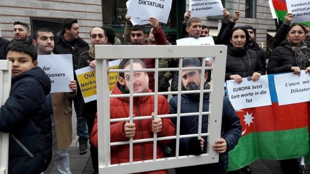 Almaniyada aksiya keçirən azərbaycanlıların yaxınlarına təzyiqlər edilir [Video]