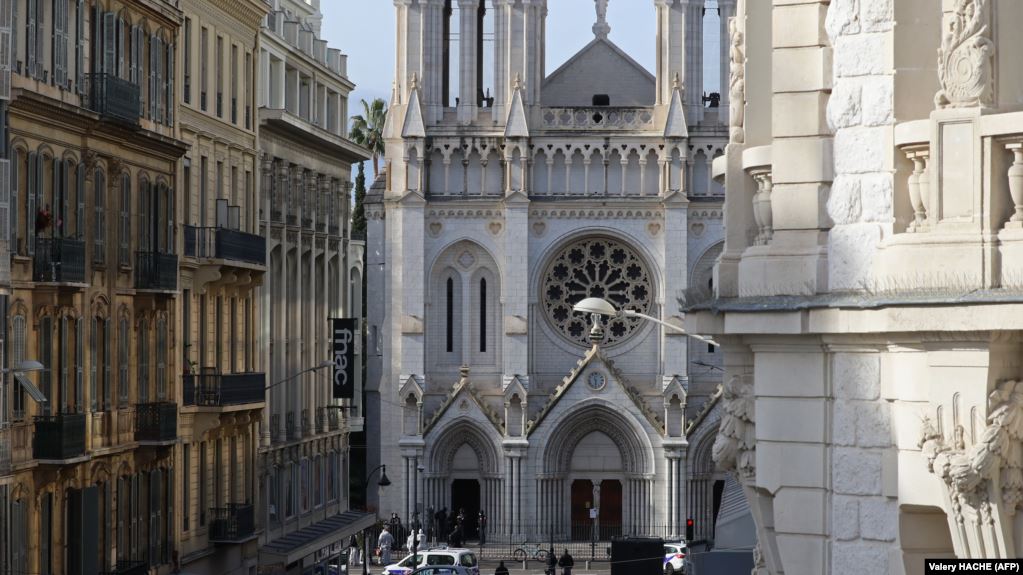 Fransada kilsədə azı iki nəfər öldürülüb