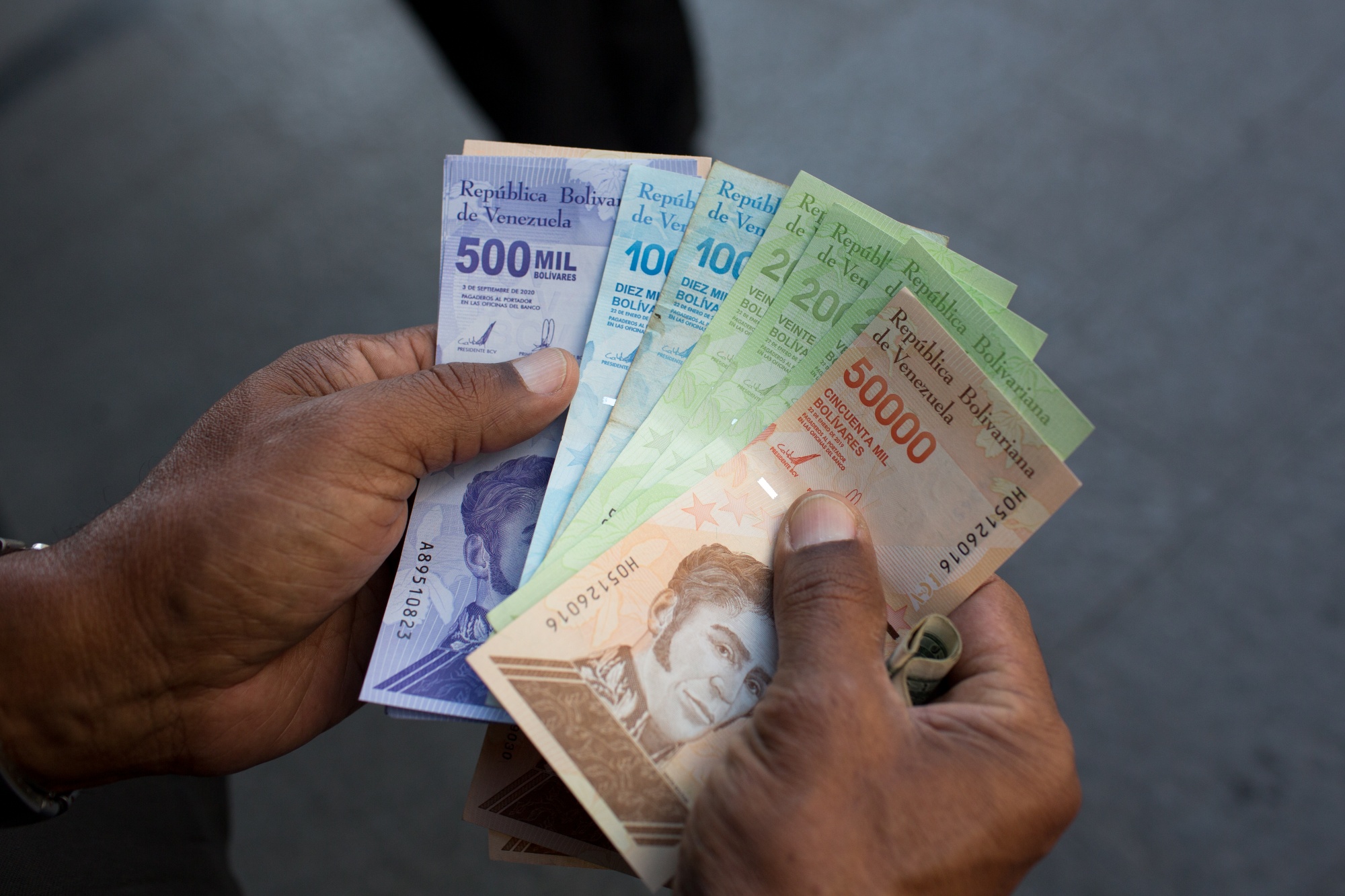 Dünyanın ən yüksək inflyasiyasına malik Venesuelada pul vahidi bolivardan 6 sıfır silinib