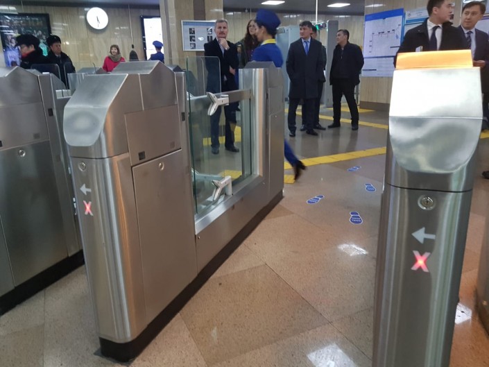 Qazaxıstanda xalqın dürüstlüyünü ölçmək üçün metroya havayı turniketlər qoyulub
