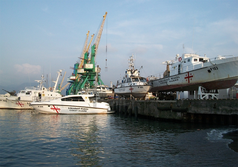 Gürcüstanın Poti və Batumi limanları fırtına səbəbindən bağlanıb