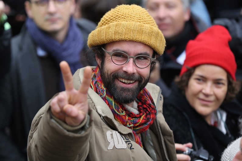 Fransada məhkəmə miqrantlara kömək edən fermeri cəzalandırıb