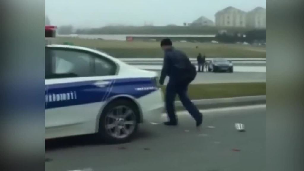 Yol polisi avtomobilini çəkiclə əzən şəxs məhkəmədə ifadə verib