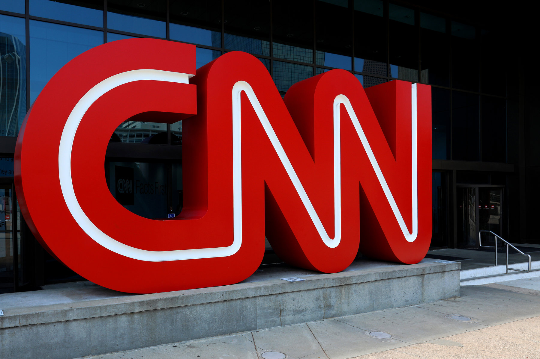 CNN vaksin vurdurmayan əməkdaşlarını işdən qovdu