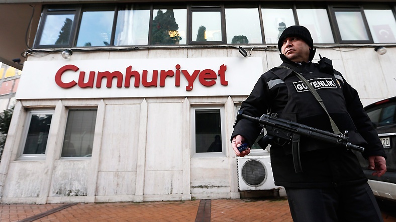 "Cumhuriyyet"ə polis əməliyyatı, həbs olunanlar var