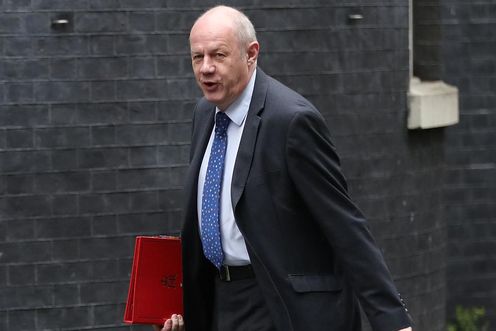 Britaniyanın baş nazirinin köməkçisi pornoqrafik materiallara görə istefa verib