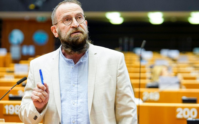 Eynicinsli nikahlarla mübarizə aparan deputatı cinsi azlıqların şənliyində narkotiklə yaxalayıblar