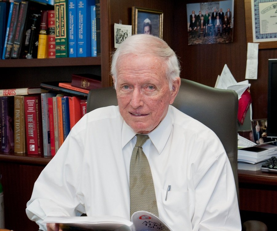 Dünyanda ilk süni ürək nəqlini həyata keçirən cərrah vəfat edib