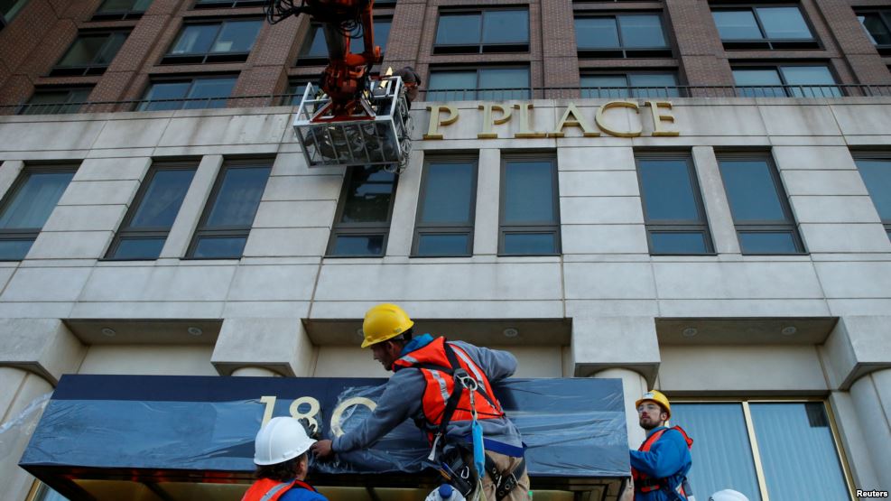 Donald Trampın adı Nyu Yorkda binaların üzərindən yığışdırılır