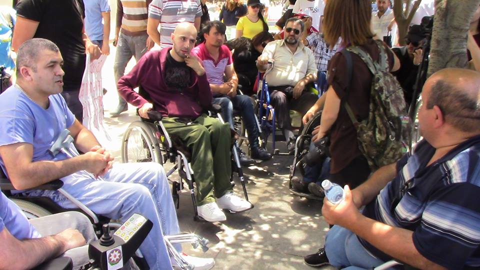 Əlillər nazirliyin qarşısında aksiya keçiriblər [Foto-video]