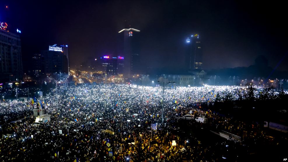 Rumıniyada fərmanın ləğvindən sonra etirazlar davam edir
