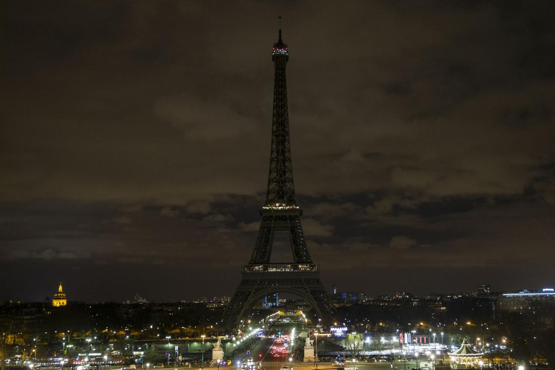 Sankt-Peterburqa görə Eyfel qülləsinin işıqları söndürülüb