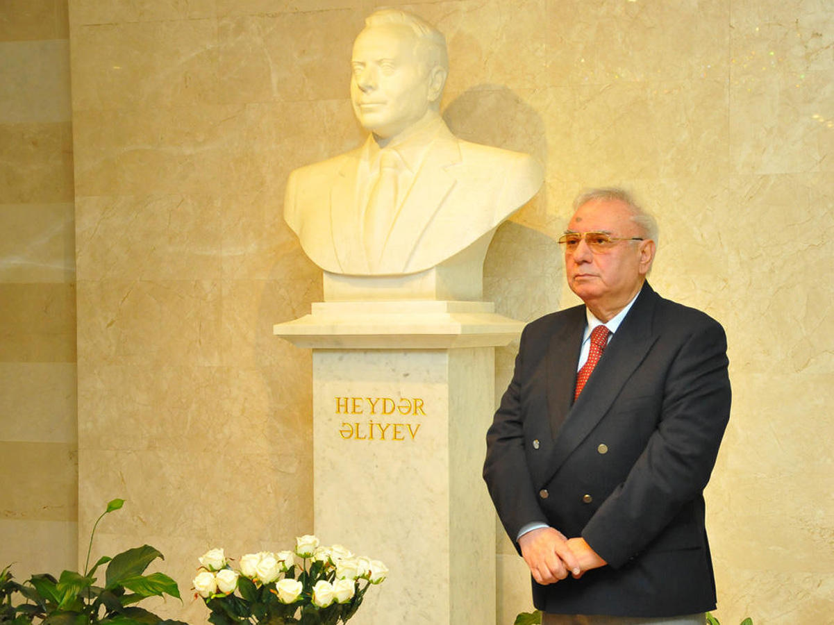 İlham Əliyev Heydər Əliyev Sarayının direktorunu "Şöhrət" ordeni ilə təltif edib
