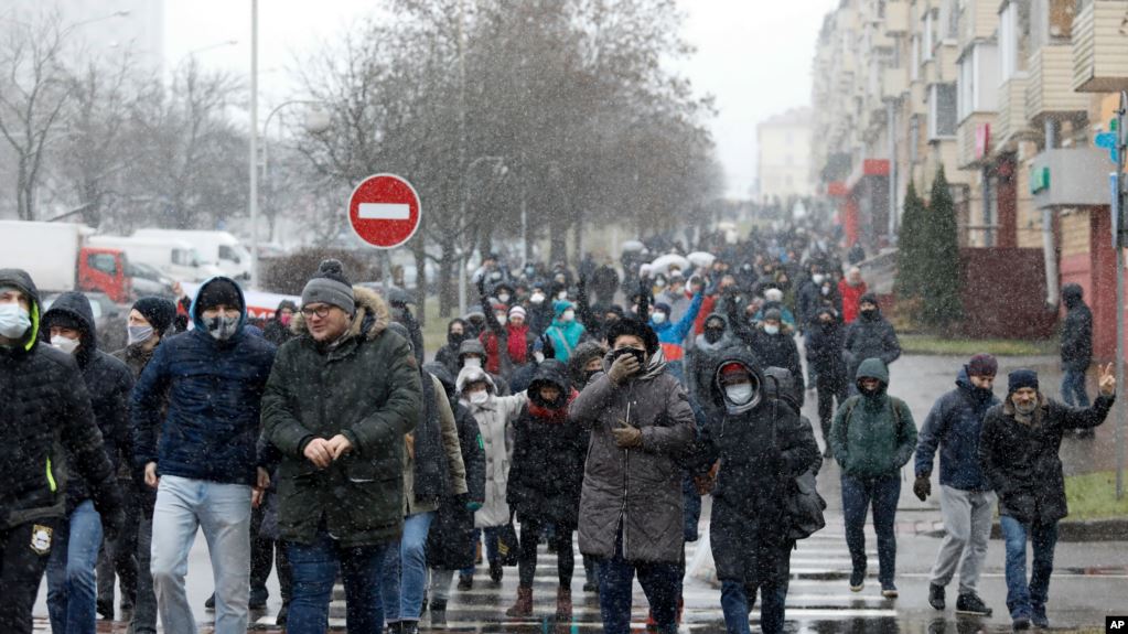 Minskdə onlarla insan həbs edilib