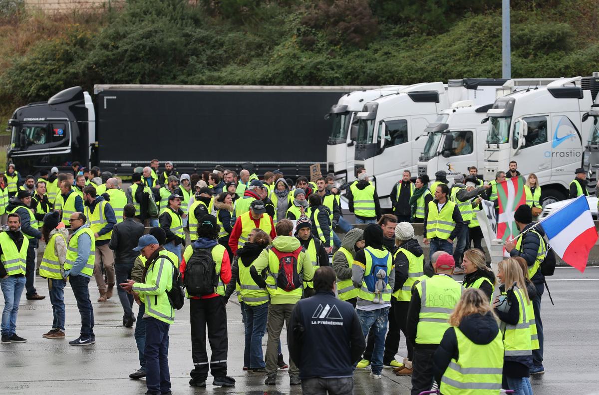 Fransada etirazçılar "Total" neft şirkətinin 11 anbarına girişi bağlayıb