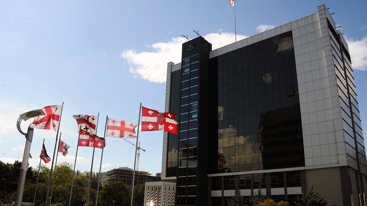 Gürcüstan Müdafiə Nazirliyinin 2 mindən çox əməkdaşı işdən çıxarılıb