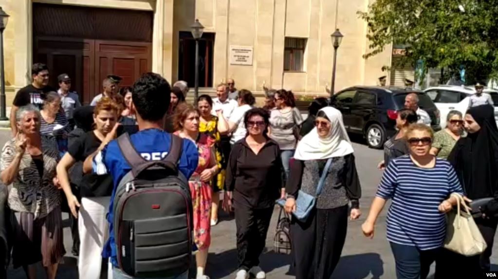 "Gəncə məhbuslarının" valideynləri növbəti dəfə PA-nın qarşısına toplaşıblar