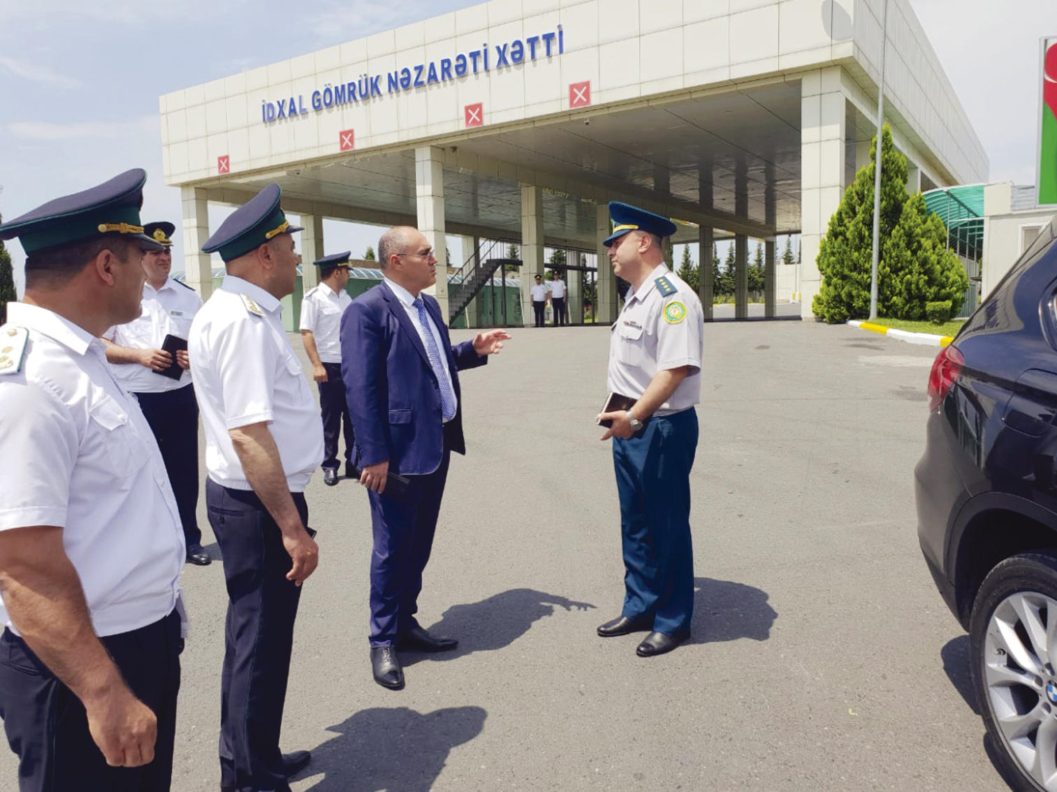 Gömrük məmuru rüşvət ittihamı ilə işdən qovulub və barəsində cinayət işi açılıb