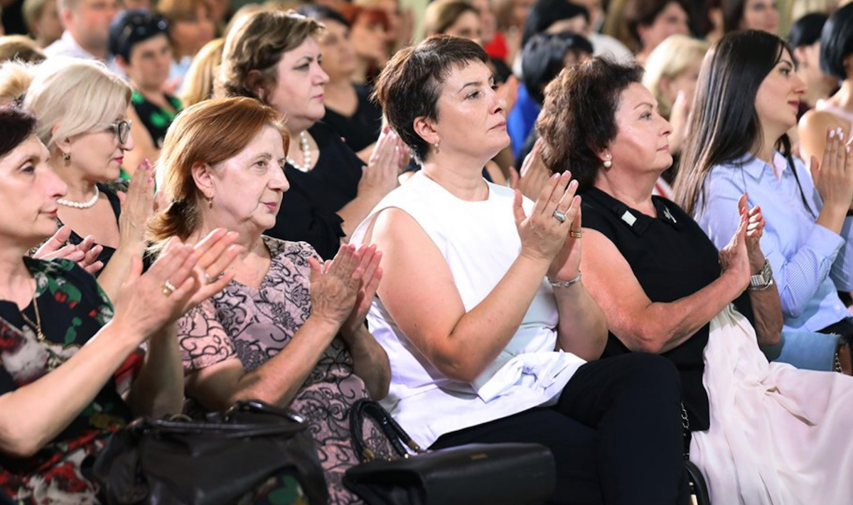Gürcüstanda müəllimlərin maaşları artırılıb: 1000-1700 lari alacaqlar
