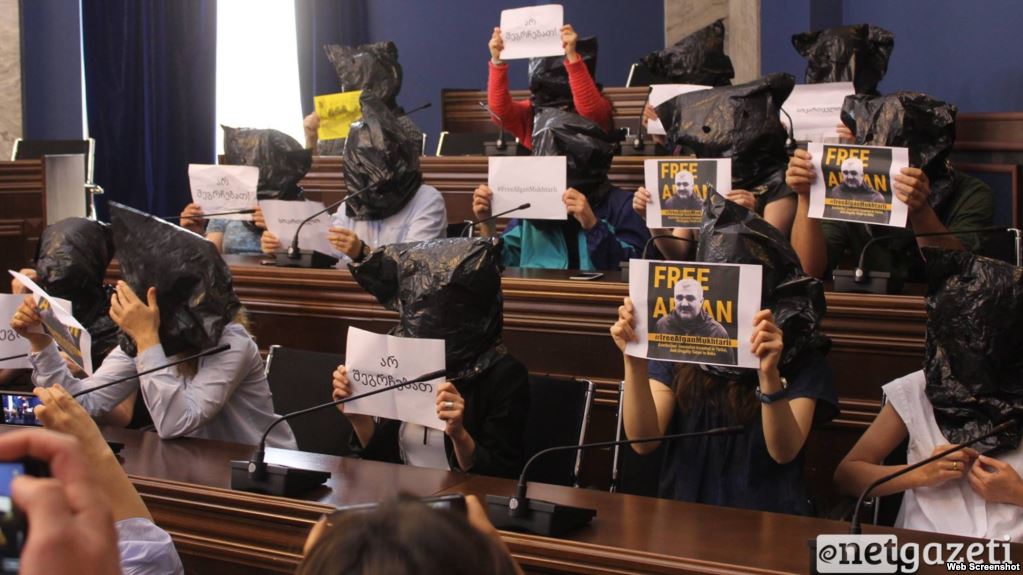 Gürcüstan parlamentində Əfqan Muxtarlıya dəstək aksiyası keçirilib