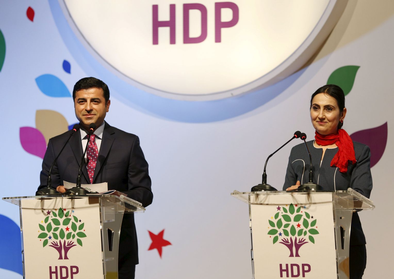 İstanbul polisi HDP binasında reyd keçirib