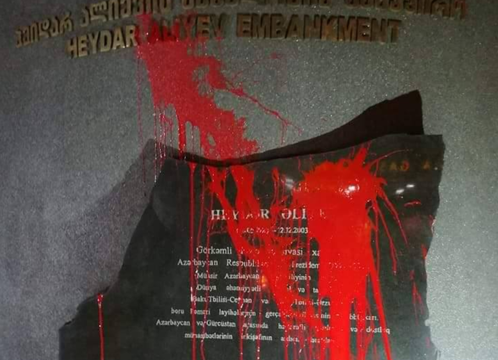 Tiflisdə Heydər Əliyevin abidəsini qırmızı rəngə boyadılar [Fotolar]