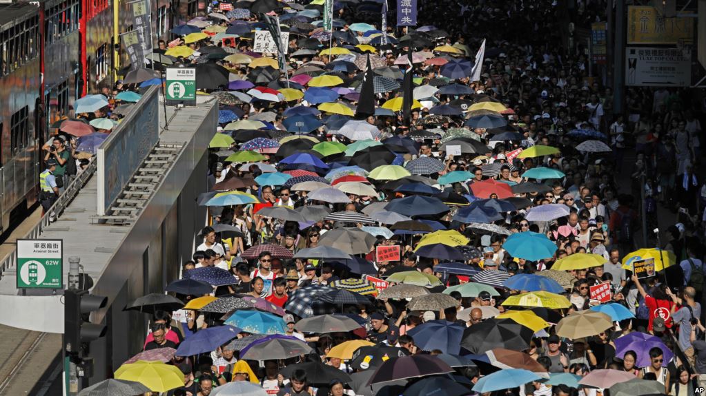 Honq Konqda minlərlə insan fəalların həbsinə etiraz olaraq küçələrə çıxıb