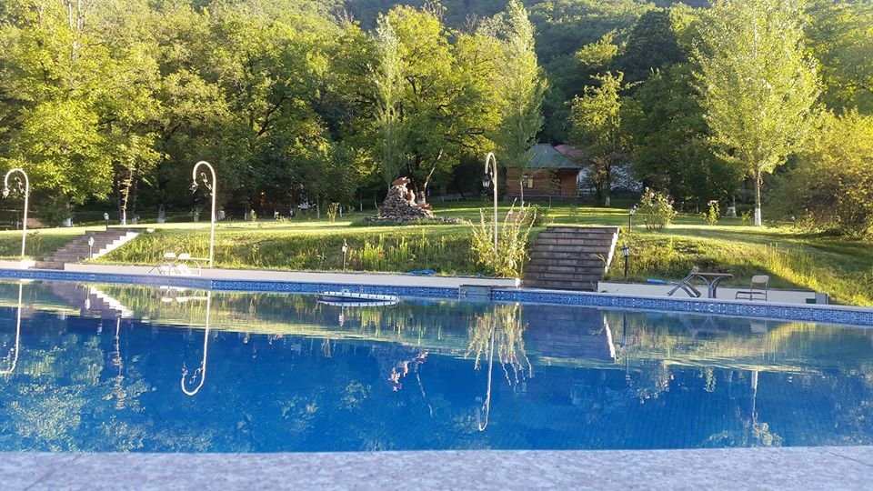 İstirahət mərkəzinin hovuzunda iki nəfər cərəyandan ölüb