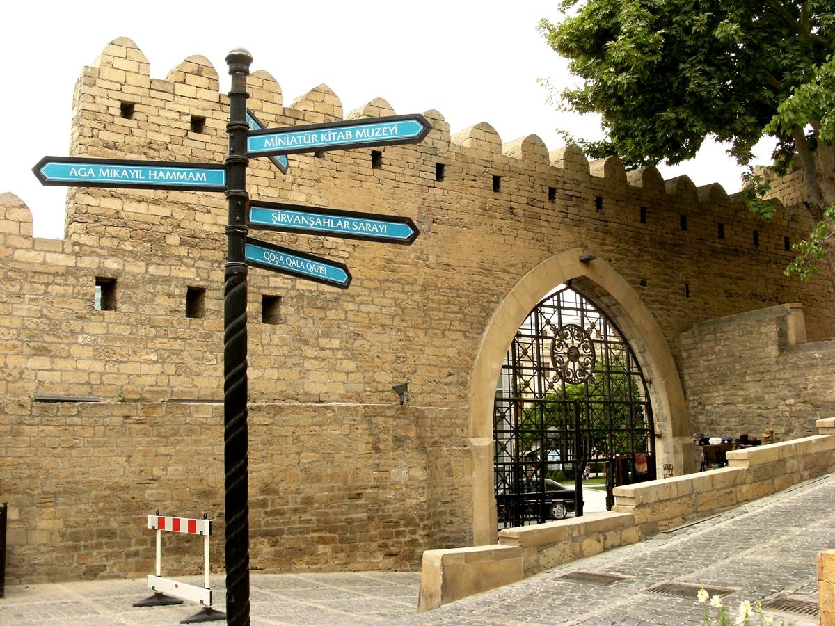 “İçərişəhər”in qala divarına Z yazan şəxs saxlanılıb