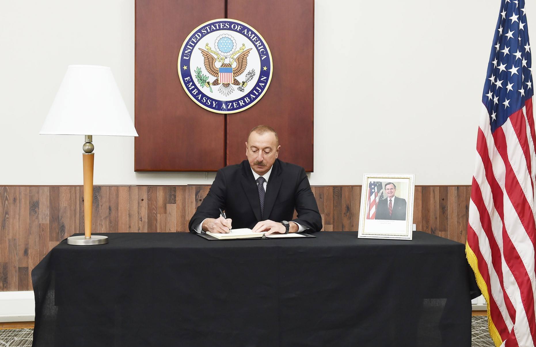 İlham Əliyev ata Corc Buşun ölümü ilə əlaqədar ABŞ səfirliyində olub