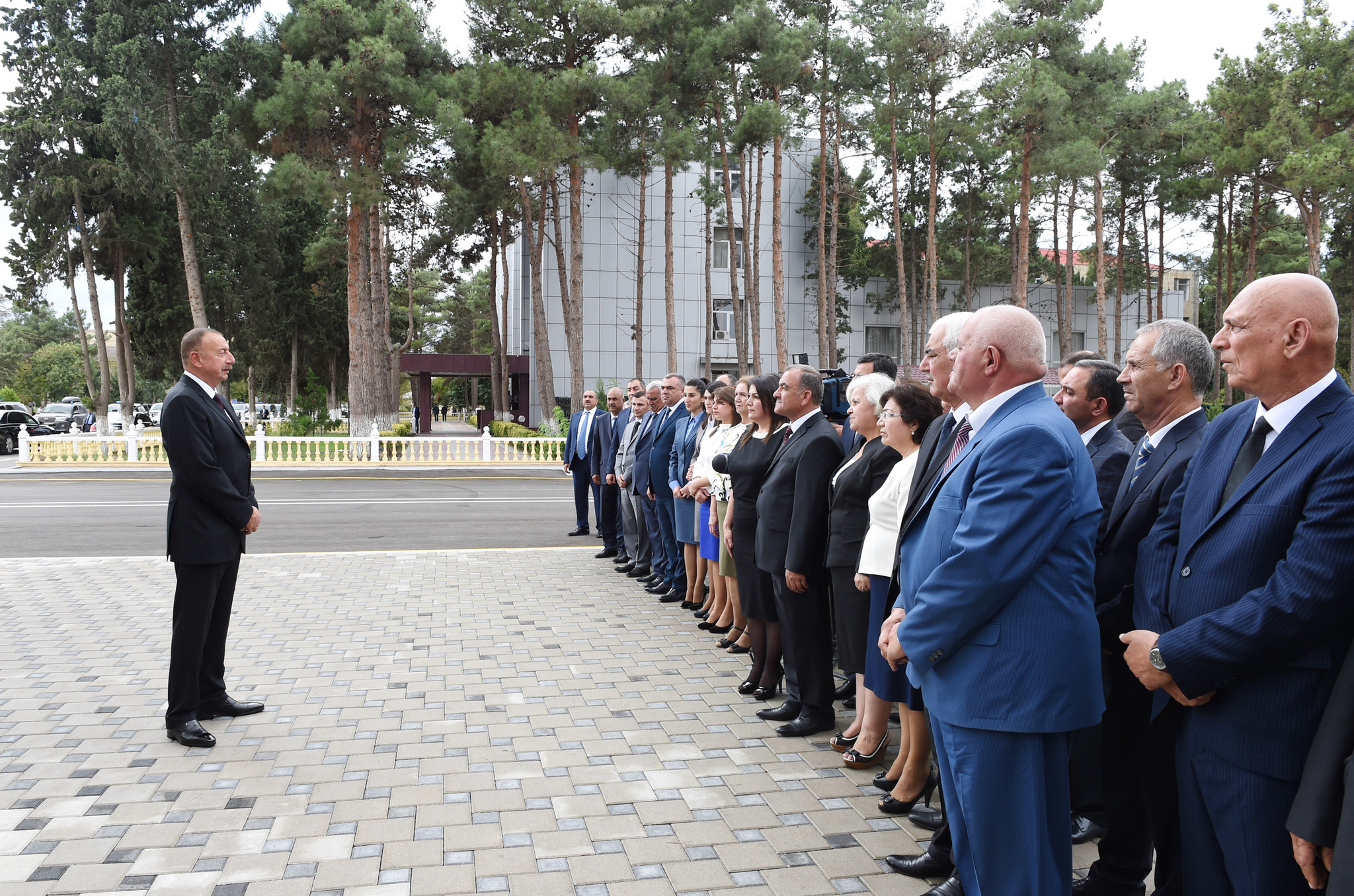 İ.Əliyev icra başçılarına: "Xaricə getmək, investorları sərmayə qoymağa inandırmaq lazımdır"