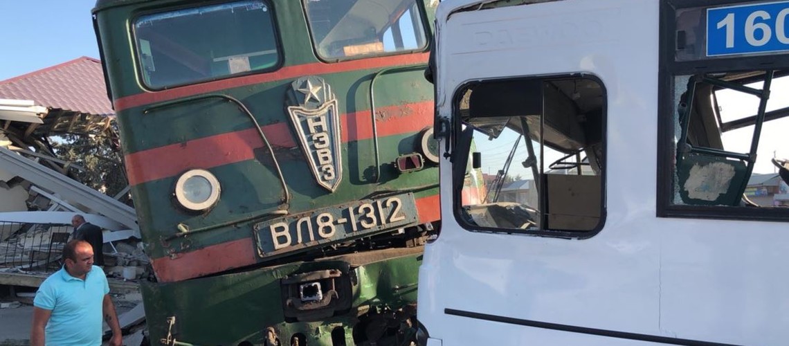 Binədə qatarın avtobusla toqquşması nəticəsində daha bir nəfər ölüb- VIDEO