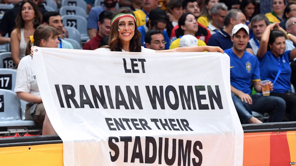 İranda stadionlar qadınların üzünə açılır