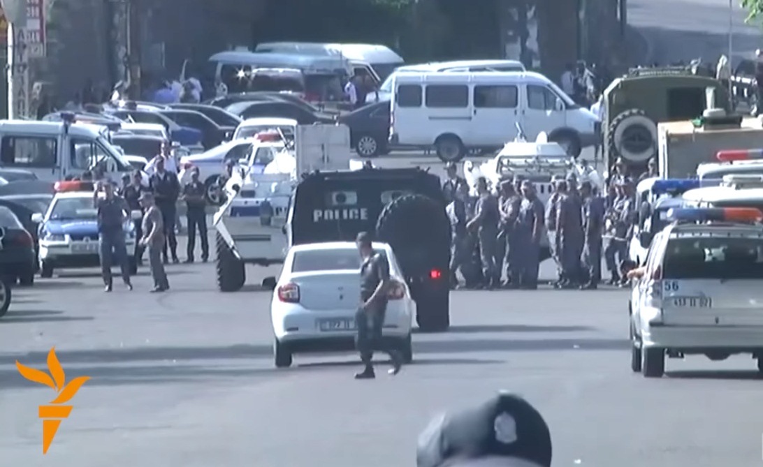 Yerevanda silahlılara qarşı əməliyyat başlayıb?