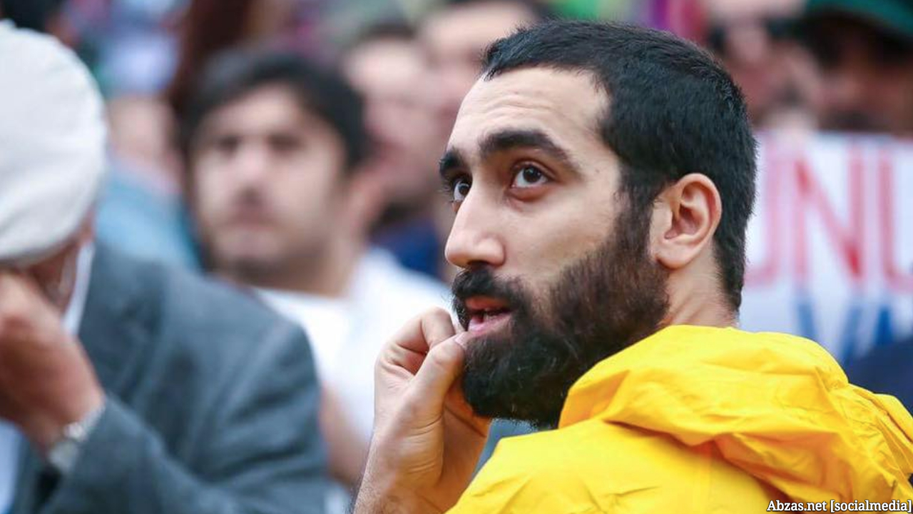 Jurnalist İslam Şıxəli: "Serjant sinəmdən vurdu, rəis təhqir etməyə başladı"