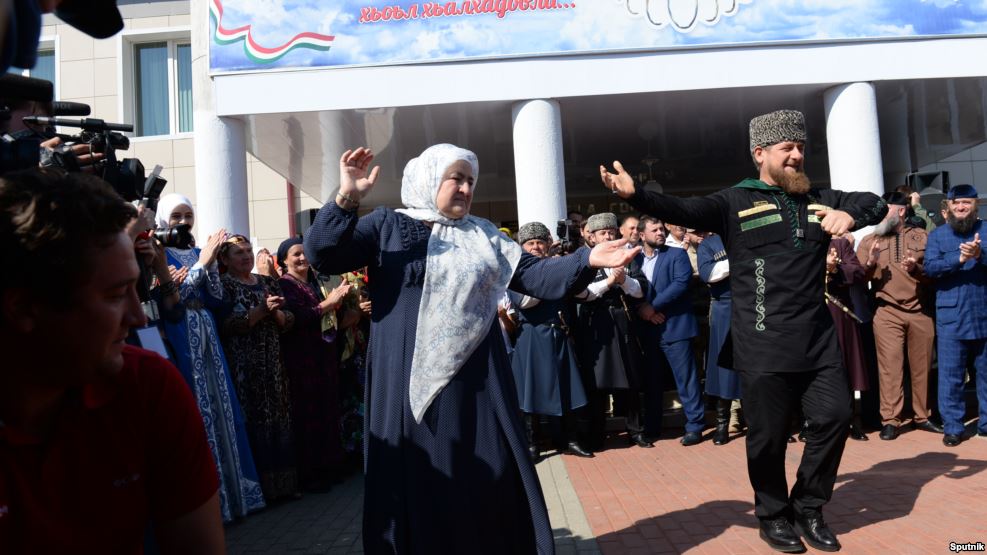 Prezident anası ilə "Ləzginka" oynadı - VİDEO