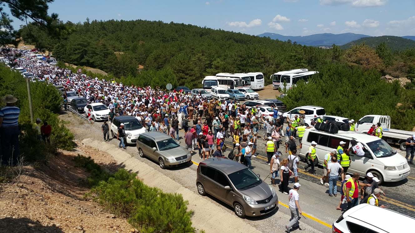 Türkiyədə minlərlə insan meşələrin kütləvi qırılmasına etiraz olaraq Kaz dağlarına axışır