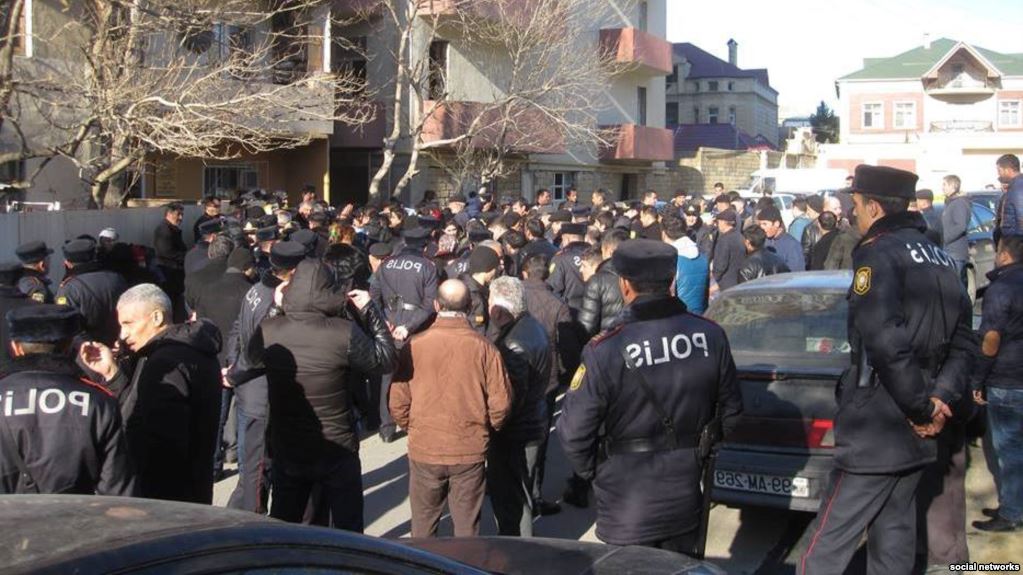 Köçkünlər Türkiyə səfirliyinin qarşısına yığışıb