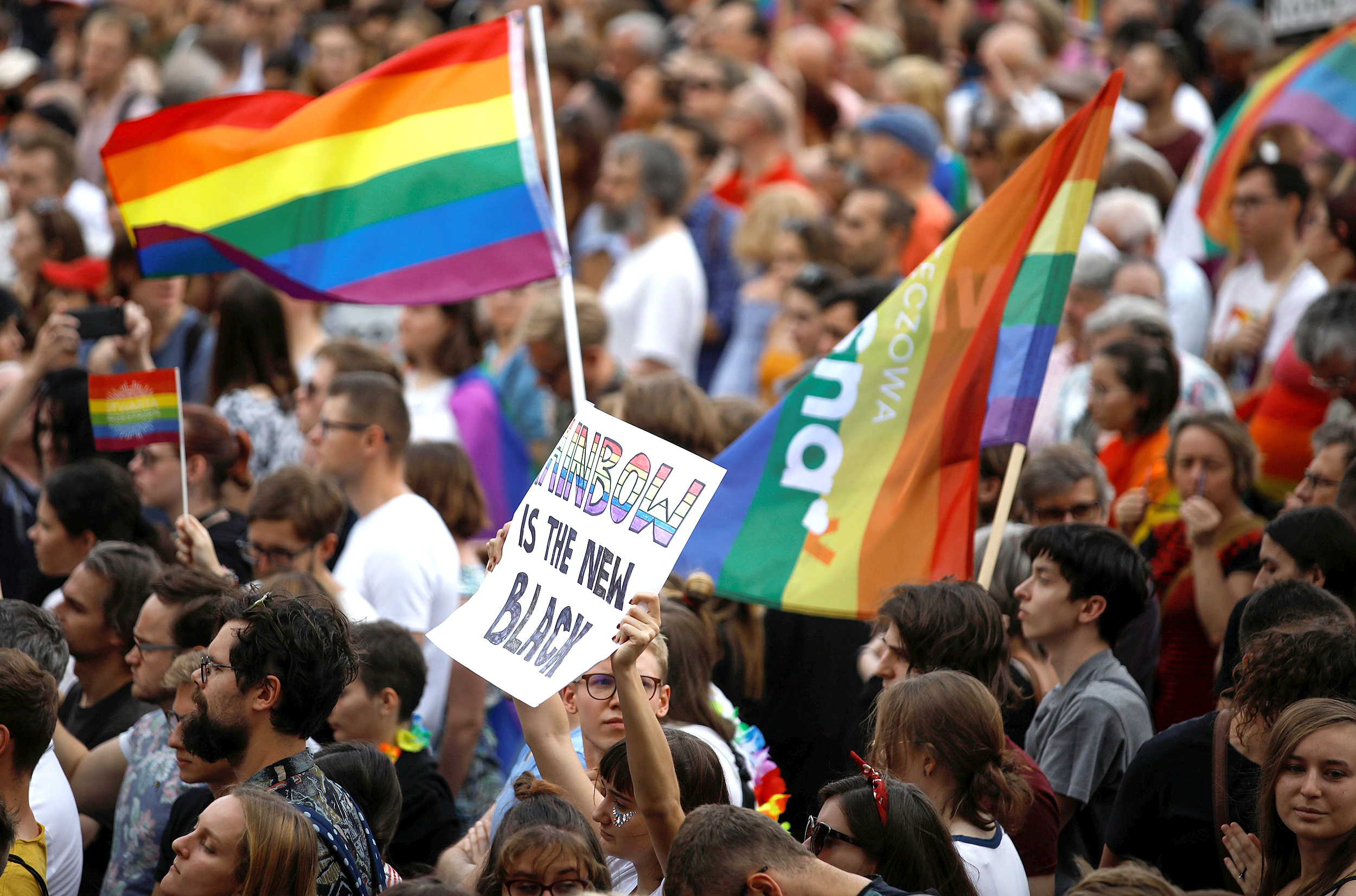 AB-nin maliyyəsini itirmək təhlükəsi anti-LGBT qərarının ləğvinə səbəb olub