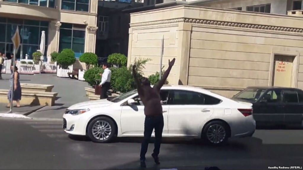 Bakıda məhkəmə önündə köynəksiz etiraz aksiyası keçirilib