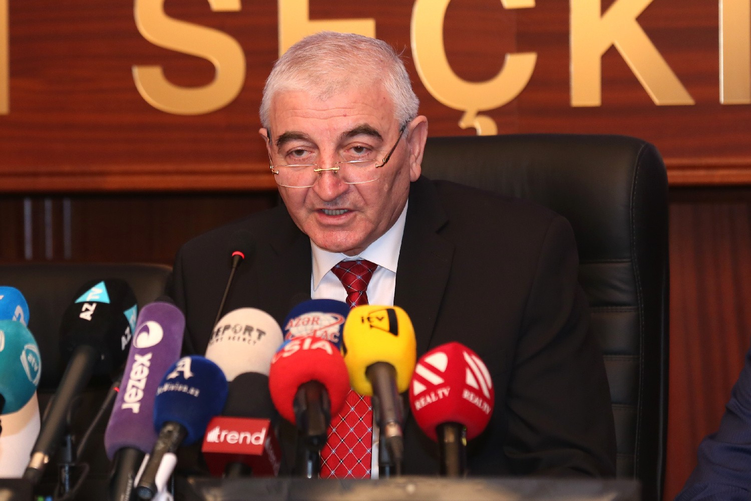 Məzahir Pənahov yeni təcrübələr üçün Rusiyaya səfər edib