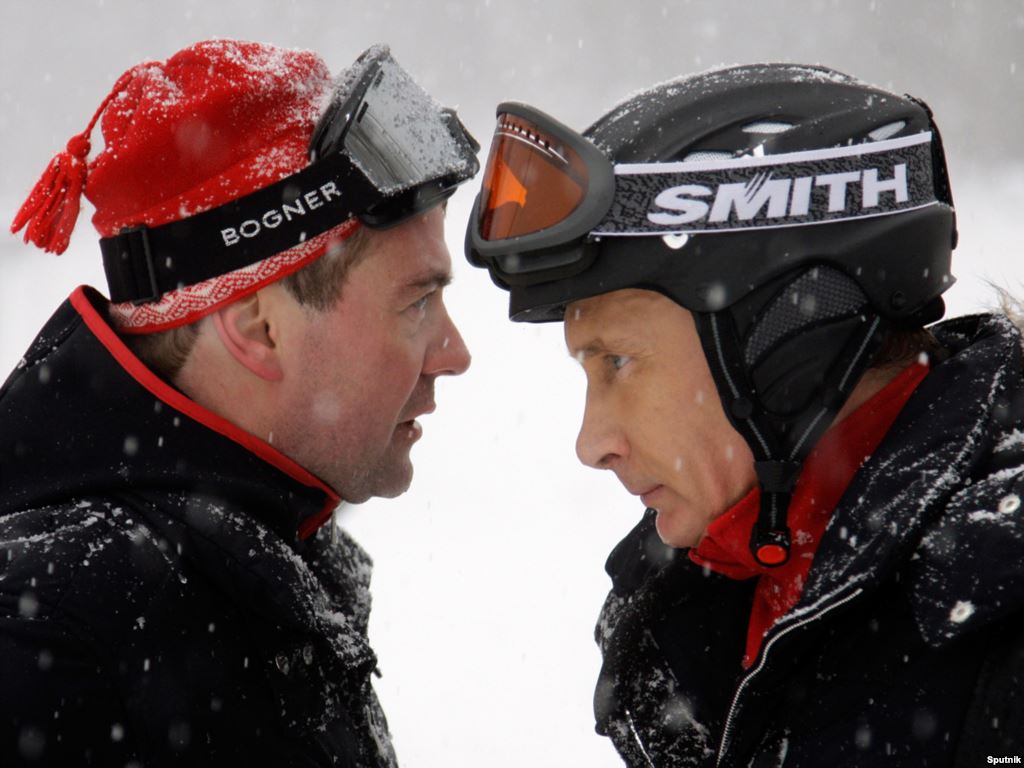 Mitinqlər zamanı Medvedev "xizək sürüb"