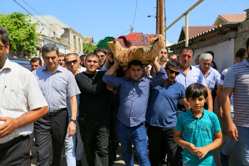 Mehman Hüseynov anasının dəfnində iştirak edib [video]