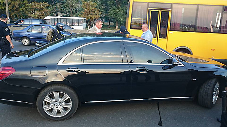 Monqolustan prezidenti piyadalara görə kortejini dayandırdı