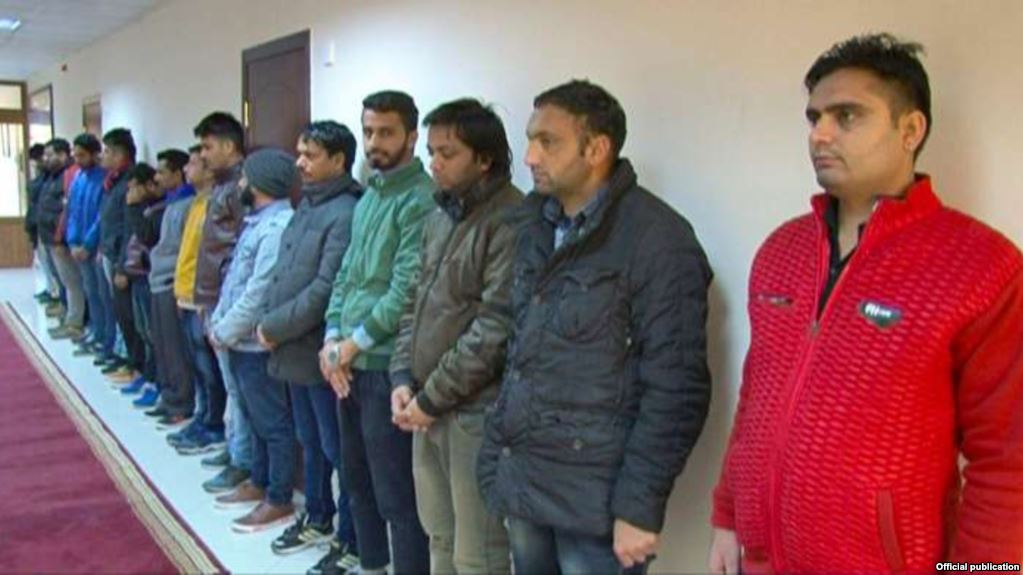 Miqrantları soyundurur, elektroşok verirlərmiş