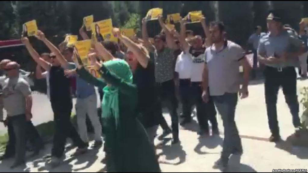 AXCP üzvləri nazirliyin qarşısında etiraz aksiyası keçirib