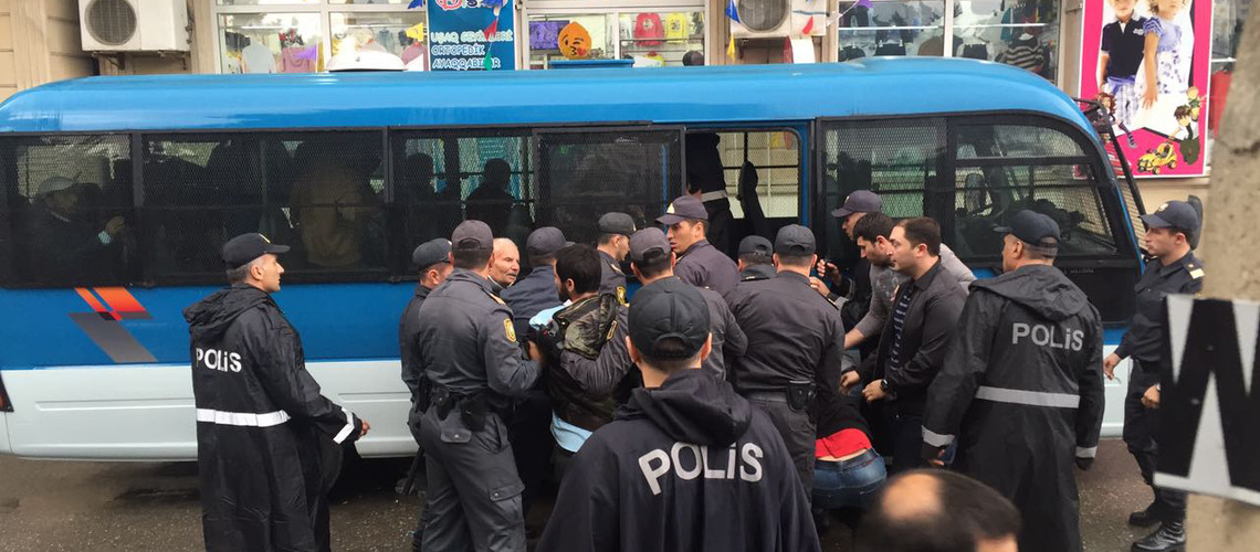 Mitinqdə həbs olunan gənclər azadlığa çıxdı - fotolar