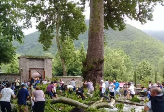 Şəki Xan Sarayının həyətində xəsarət almış turist həyatını itirib